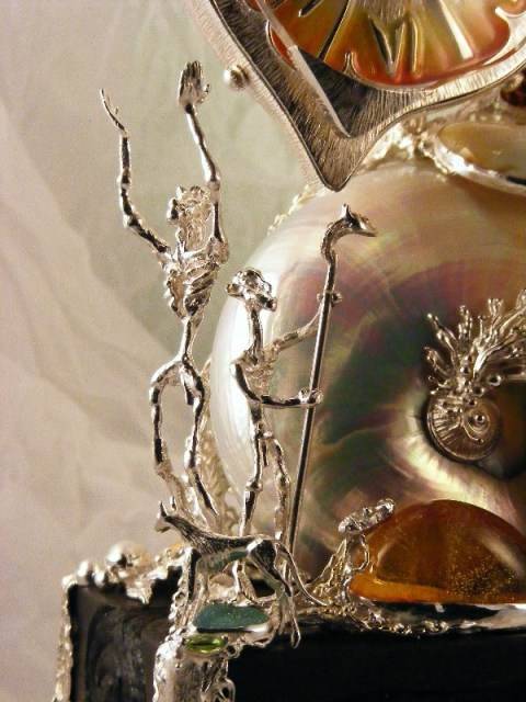 l'Horloge sculpture, original fait main,  gregory pyra piro unique bijoux d'auteur, gregory pyra piro fait main original de créateur, bijoux artisanaux inspirés de la mode rétro et des beaux-arts, gregory pyra piro argent 925 et or 14 ct. bijoux artisanaux (or 585), bois de chêne, émail, nautilidae, ambre, druse, péridot, grenat, améthyste, perles