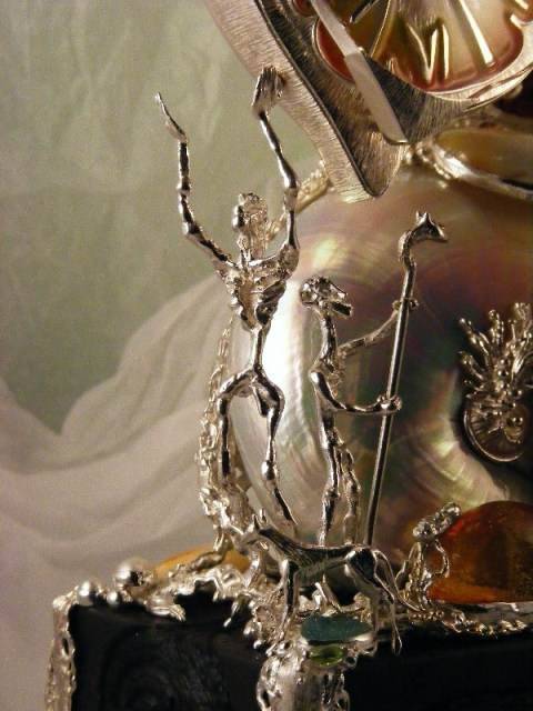 l'Horloge sculpture, original fait main,  gregory pyra piro unique bijoux d'auteur, gregory pyra piro fait main original de créateur, bijoux artisanaux inspirés de la mode rétro et des beaux-arts, gregory pyra piro argent 925 et or 14 ct. bijoux artisanaux (or 585), bois de chêne, émail, nautilidae, ambre, druse, péridot, grenat, améthyste, perles