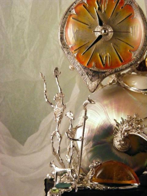 l'Horloge sculpture, original fait main,  gregory pyra piro unique bijoux d'auteur, gregory pyra piro fait main original de créateur, bijoux artisanaux inspirés de la mode rétro et des beaux-arts, gregory pyra piro argent 925 et or 14 ct. bijoux artisanaux (or 585), bois de chêne, émail, nautilidae, ambre, druse, péridot, grenat, améthyste, perles