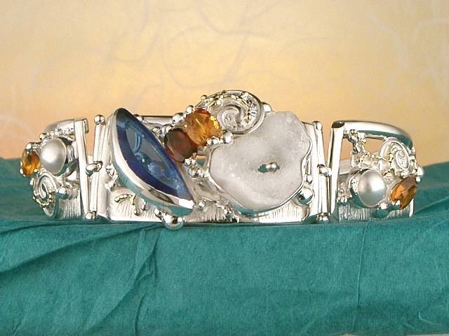 gregory pyra piro ジュエリーデザインクリエーター兼アーティストの手作りブレスレット 8032、シルバーとゴールドに宝石と真珠を使った手作りのブレスレット、真珠とガラスを使った手作りのブレスレット、アートギャラリーに展示されているジュエリー、アーティストが作ったジュエリー、シトリンとガーネットを使った手作りのブレスレット