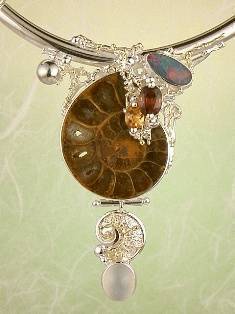 Gregory Pyra Piro Halskette 5731, einzigartige Designkette aus Gold und Silber mit Ammonit und rosa Turmalin, einzigartige Design Halskette mit opalem und rosa Turmalin, Halskette aus Silber und Gold mit Moonstine und rosa Turmalin