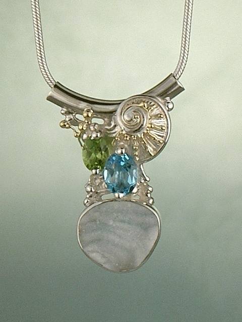 jewellery with seaside theme, jewellery with seashells theme, jewellery with nature theme, jewllery with ocean theme, jewelry made by artist, mixed metal jewelry made from silver and gold, handcrafted pendant with blue topaz and peridot 1285