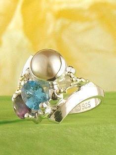 stříbro a 18 karátové zlato, olivín, modrý topas, perla, umělecké šperky v Prazě od umělec Gregory Pyra Piro, prstýnek 6003