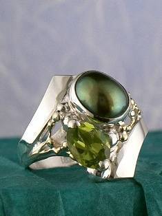 stříbro a 18 karátové zlato, olivín, perla, umělecké šperky v Prazě od umělec Gregory Pyra Piro, prstýnek 2194