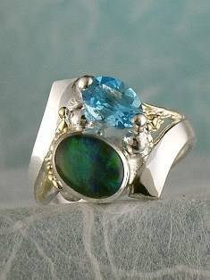 stříbro a 18 karátové zlato, modrý topaz, opál, umělecké šperky v Prazě od umělec Gregory Pyra Piro, prstýnek 1032