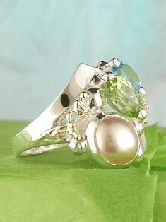 stříbro a 18 karátové zlato, modrý topaz, olivín, perla, umělecké šperky v Prazě od umělec Gregory Pyra Piro, prstýnek 8936