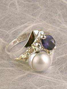 stříbro a 18 karátové zlato, iolite, perla, umělecké šperky v Prazě od umělec Gregory Pyra Piro, prstýnek 4832