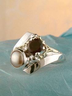 stříbro a 18 karátové zlato, turmalín, olivín, perla, umělecké šperky v Prazě od umělec Gregory Pyra Piro, prstýnek 9864
