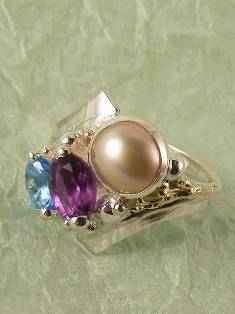 stříbro a 18 karátové zlato, ametyst, modrý topaz, perla, umělecké šperky v Prazě od umělec Gregory Pyra Piro, prstýnek 9753