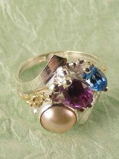 stříbro a 18 karátové zlato, ametyst, modrý topaz, perla, umělecké šperky v Prazě od umělec Gregory Pyra Piro, prstýnek 9753