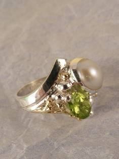 stříbro a 18 karátové zlato, olivín, perla, umělecké šperky v Prazě od umělec Gregory Pyra Piro, prstýnek 6431