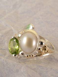 stříbro a 18 karátové zlato, olivín, perla, umělecké šperky v Prazě od umělec Gregory Pyra Piro, prstýnek 6431