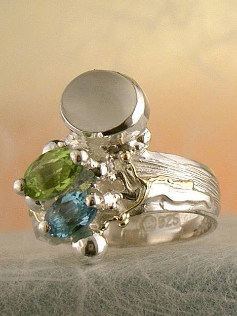 stříbro a 18 karátové zlato, olivín, modrý topas, měsíční kámen, umělecké šperky v Prazě od umělec Gregory Pyra Piro, prstýnek 3274