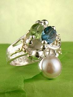 jewellery with seaside theme, jewellery with seashells theme, jewellery with nature theme, jewllery with ocean theme, jewelry made by artist, mixed metal jewelry made from silver and gold, handcrafted rings for women with blue topaz and peridot 5848
