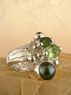 stříbro a 18 karátové zlato, turmalín, olivín, perla, umělecké šperky v Prazě od umělec Gregory Pyra Piro, prstýnek 3749