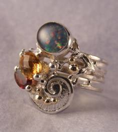 Gregory Pyra Piro ambachtelijk origineel handgemaakte ring 3826, sieraden geïnspireerd door retromode, fijne ambachtelijke galerij handgemaakte ring te koop, handgemaakte ring van sterling zilver en goud met opaal en granaat, handgemaakte ring van goud en zilver met opaal en citrien