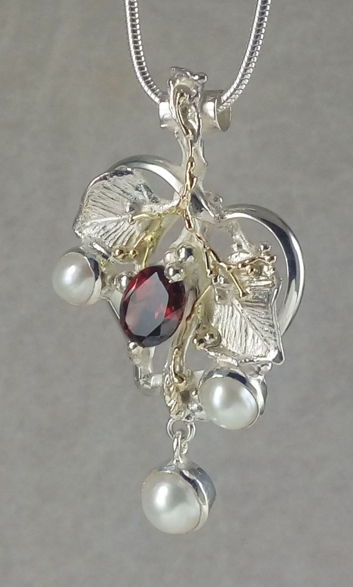 gregory pyra piro hart hanger 4387, uniek design hart hanger gemaakt van zilver en goud, handgemaakte hart hanger met granaat en parel, unieke hart hanger met facetgeslepen edelstenen en parels, sieraden getoond in ambachtelijke galerijen