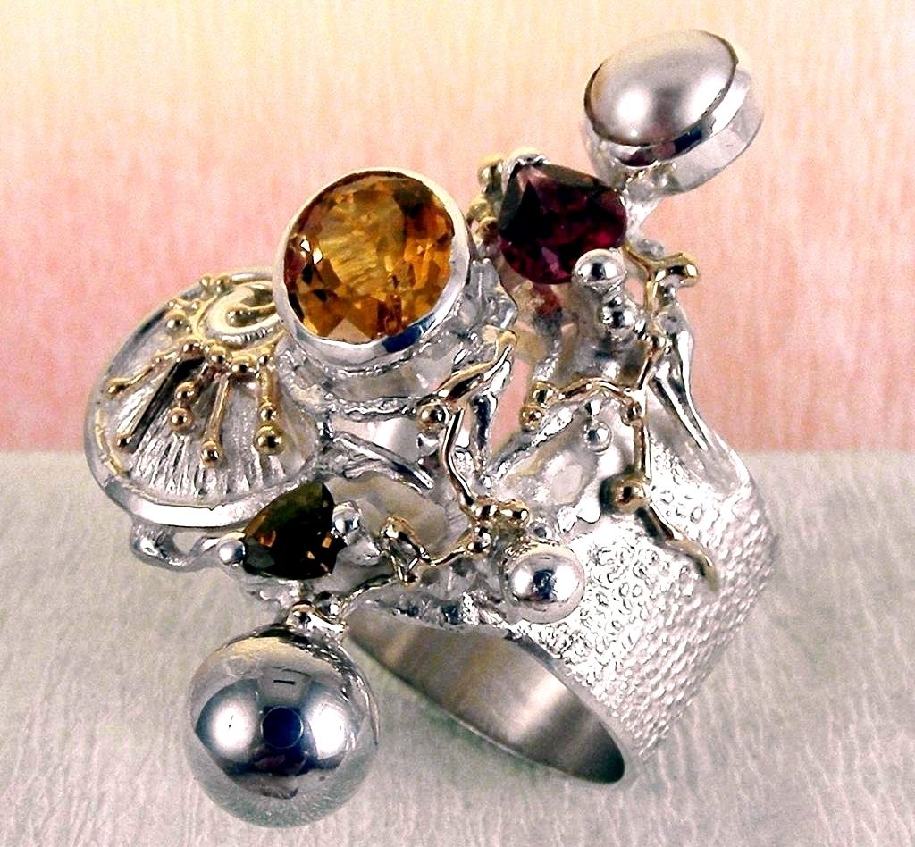 gregory pyra piro fait main bague artisanale 9435, boutique et galerie paris bijoux d'auteur, paris boutique bijoux, bijoux de galerie artisanale, gregory pyra piro unique bijoux d'auteur, gregory pyra piro fait main original de créateur, bijoux artisanaux inspirés de la mode rétro et des beaux-arts, gregory pyra piro argent 925 et or 14 ct. bijoux artisanaux, bague avec tourmaline verte, bague avec pierres et pelres, bague avec grenat et citrine, bague artisinale avec pierres