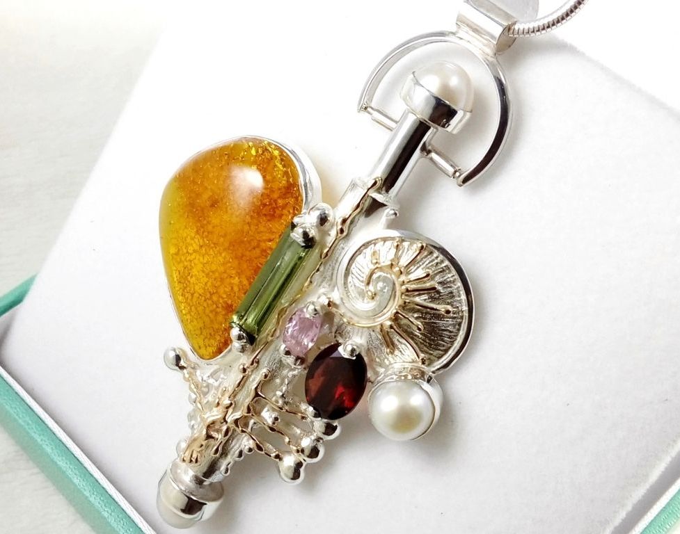 gregory pyra piro flacon bouteille pendentif 365429, flacon en argent avec pierres, bijoux d'auteur en france, bijoux creations avec perles naturelles et pierres précieuses, bijoux contemporains avec pierres précieuses de couleur, bijoux d'auteur avec perles et pierres, boutique et galerie paris france, produits de lux, bijoux de mode, bijoux artisanaux en métal mélangé, métal mélangé argent et or, pendentif avec tourmaline et ambre, pendentif avec ambre et perle