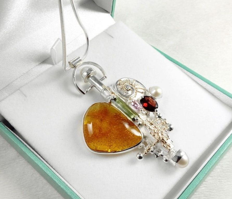 sieradenverzamelobjecten verkocht op kunstveilingen, sterlingzilver parfumflesje, sterlingzilver amfora, gregory pyra piro parfumflesje hanger 365429, gemengde metalen hanger gemaakt van goud en zilver, hangers en sieraden in kunst- en ambachtelijke galeien, sieraden en hangers getoond in internationale tentoonstellingen en shows, handgemaakte hange, hanger met edelstenen en parels met amber en groene toermalijn, handgemaakte hange, hanger met edelstenen en parels met roze toermalijn en amber