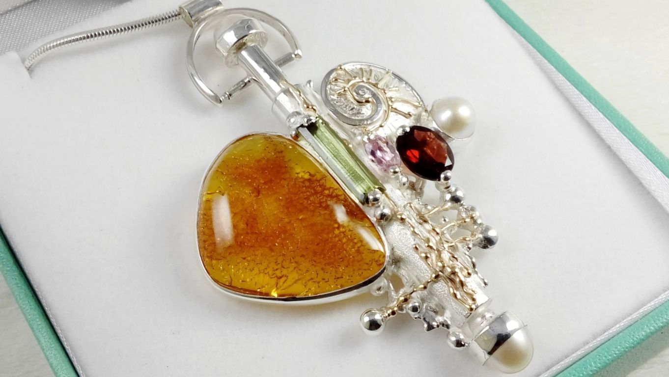 sieradenverzamelobjecten verkocht op kunstveilingen, sterlingzilver parfumflesje, sterlingzilver amfora, gregory pyra piro parfumflesje hanger 365429, gemengde metalen hanger gemaakt van goud en zilver, hangers en sieraden in kunst- en ambachtelijke galeien, sieraden en hangers getoond in internationale tentoonstellingen en shows, handgemaakte hange, hanger met edelstenen en parels met amber en groene toermalijn, handgemaakte hange, hanger met edelstenen en parels met roze toermalijn en amber