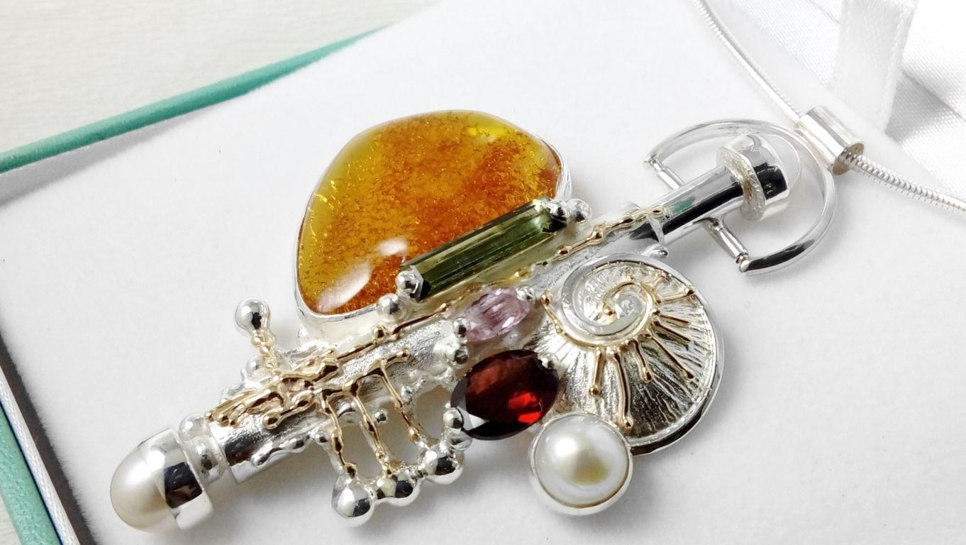 sieradenverzamelobjecten verkocht op kunstveilingen, sterlingzilver parfumflesje, sterlingzilver amfora, gregory pyra piro parfumflesje hanger 365429, gemengde metalen hanger gemaakt van goud en zilver, hangers en sieraden in kunst- en ambachtelijke galeien, sieraden en hangers getoond in internationale tentoonstellingen en shows, handgemaakte hange, hanger met edelstenen en parels met amber en groene toermalijn, handgemaakte hange, hanger met edelstenen en parels met roze toermalijn en amber