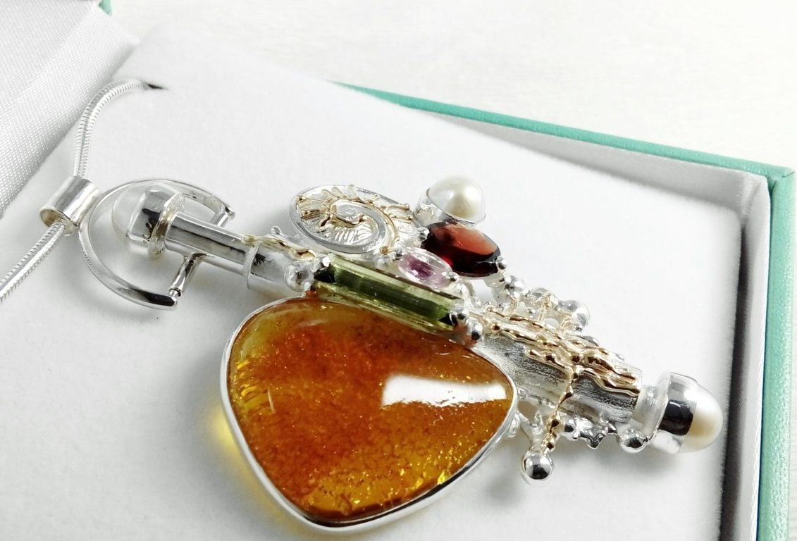 sieradenverzamelobjecten verkocht op kunstveilingen, sterlingzilver parfumflesje, sterlingzilver amfora, gregory pyra piro parfumflesje hanger 365429, gemengde metalen hanger gemaakt van goud en zilver, hangers en sieraden in kunst- en ambachtelijke galeien, sieraden en hangers getoond in internationale tentoonstellingen en shows, handgemaakte hange, hanger met edelstenen en parels met amber en groene toermalijn, handgemaakte hange, hanger met edelstenen en parels met roze toermalijn en amber