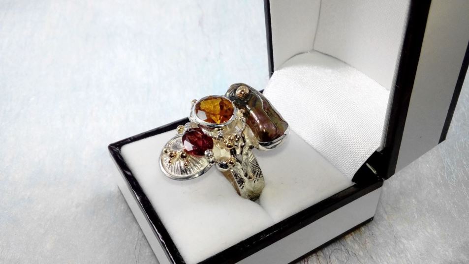 Gregory Pyra Piro handgemachter Ring Nr. 3292, handwerklicher Schmuck, Silber und Gold handgemachter Ring, handgemachter Ring mit Citrin und Granat, handgemacher Ring mit Granat und Perle, Schmuckkunst Original Handgefertigt Gregory Pyra Piro