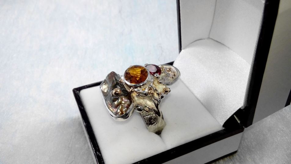 gregory pyra piro, fait main bague artisanale 3292, gregory pyra piro unique bijoux d'auteur, gregory pyra piro fait main original de créateur, bijoux artisanaux inspirés de la mode rétro et des beaux-arts, gregory pyra piro argent 925 et or 14 ct. bijoux artisanaux, bague avec citrine et grenat, boutique en paris france bijoux, boutique et galerie bijoux artisanaux et fait main