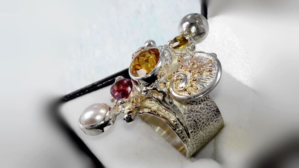 gregory pyra piro fait main bague artisanale 9435, boutique et galerie paris bijoux d'auteur, paris boutique bijoux, bijoux de galerie artisanale, gregory pyra piro unique bijoux d'auteur, gregory pyra piro fait main original de créateur, bijoux artisanaux inspirés de la mode rétro et des beaux-arts, gregory pyra piro argent 925 et or 14 ct. bijoux artisanaux, bague avec tourmaline verte, bague avec pierres et pelres, bague avec grenat et citrine, bague artisinale avec pierres