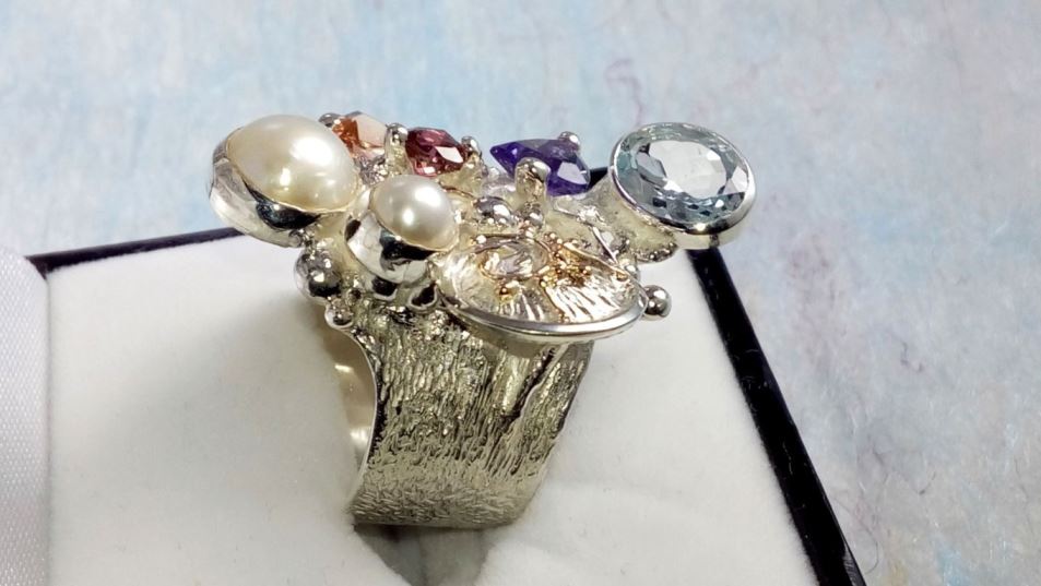 Prstýnek Čís. 2050, mincovní stříbro, 14 karátové zlato, ametyst, granát, turmalín, modrý topaz, perla, originální ruční práce, umêlecké šperky, sochařské umění, Gregory Pyra Piro