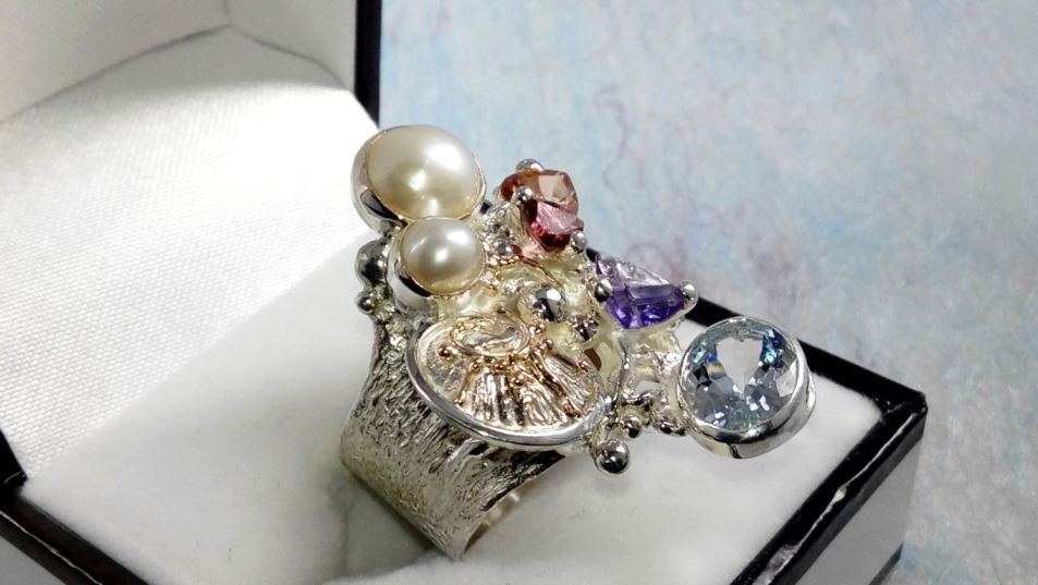 Prstýnek Čís. 2050, mincovní stříbro, 14 karátové zlato, ametyst, granát, turmalín, modrý topaz, perla, originální ruční práce, umêlecké šperky, sochařské umění, Gregory Pyra Piro