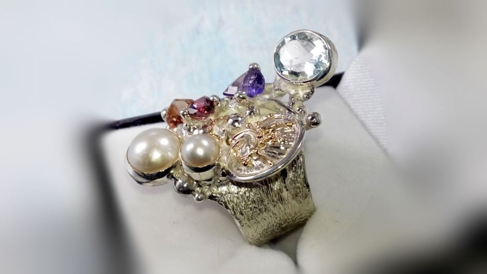 Ring Nr. 2050, handwerklicher Schmuck, Silber, Gold, Amethyst, Granat, Turmalin, Blautopas, Perle, Schmuckkunst Original Handgefertigt, Schmuck inspiriert von der Jugendstil Mode, Gregory Pyra Piro, Einzelstück, Modeaccessoires zu tragen, Modekollektion, handwerker Schmuck, Tragbare Kunst, Schmuckkunst