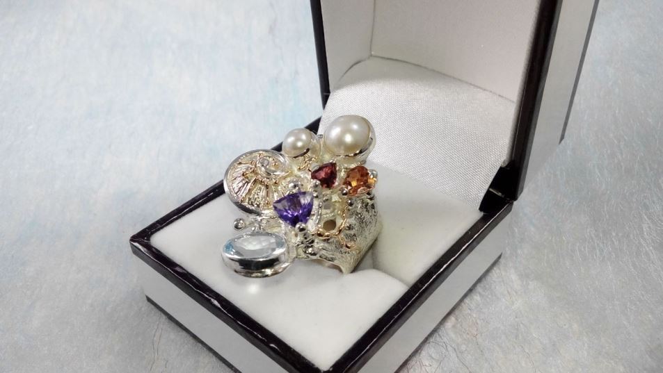 Ring Nr. 2050, handwerklicher Schmuck, Silber, Gold, Amethyst, Granat, Turmalin, Blautopas, Perle, Schmuckkunst Original Handgefertigt, Schmuck inspiriert von der Jugendstil Mode, Gregory Pyra Piro, Einzelstück, Modeaccessoires zu tragen, Modekollektion, handwerker Schmuck, Tragbare Kunst, Schmuckkunst