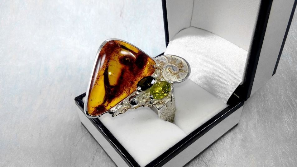 firkantig ring 30164, sterlingsilver og guld, bärnsten, peridot, grön turmalin, ursprungliga handgjorda, konstsmycken, bärbar konst, Gregory Pyra Piro