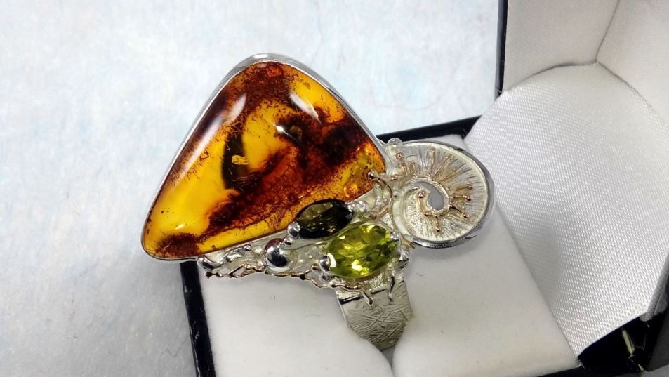 firkantet ring 30164, sterling sølv og guld, rav, peridot, grøn turmalin, smykkekunst originale håndlavede, Gregory Pyra Piro