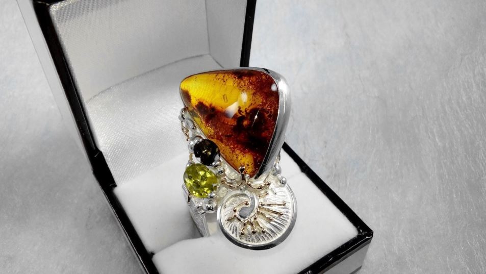 fait main bague artisanale 30164, gregory pyra piro unique bijoux d'auteur, gregory pyra piro fait main original de créateur, bijoux artisanaux inspirés de la mode rétro et des beaux-arts, gregory pyra piro argent 925 et or 14 ct. bijoux artisanaux (or 585) ambre, péridot, tourmaline verte, bijoux d'auteur fait main originale pièce, Gregory Pyra Piro