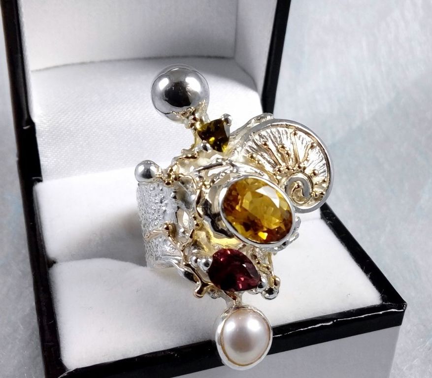 gregory pyra piro fait main bague artisanale 9435, boutique et galerie paris bijoux d'auteur, paris boutique bijoux, bijoux de galerie artisanale, gregory pyra piro unique bijoux d'auteur, gregory pyra piro fait main original de créateur, bijoux artisanaux inspirés de la mode rétro et des beaux-arts, gregory pyra piro argent 925 et or 14 ct. bijoux artisanaux, bague avec tourmaline verte, bague avec pierres et pelres, bague avec grenat et citrine, bague artisinale avec pierres