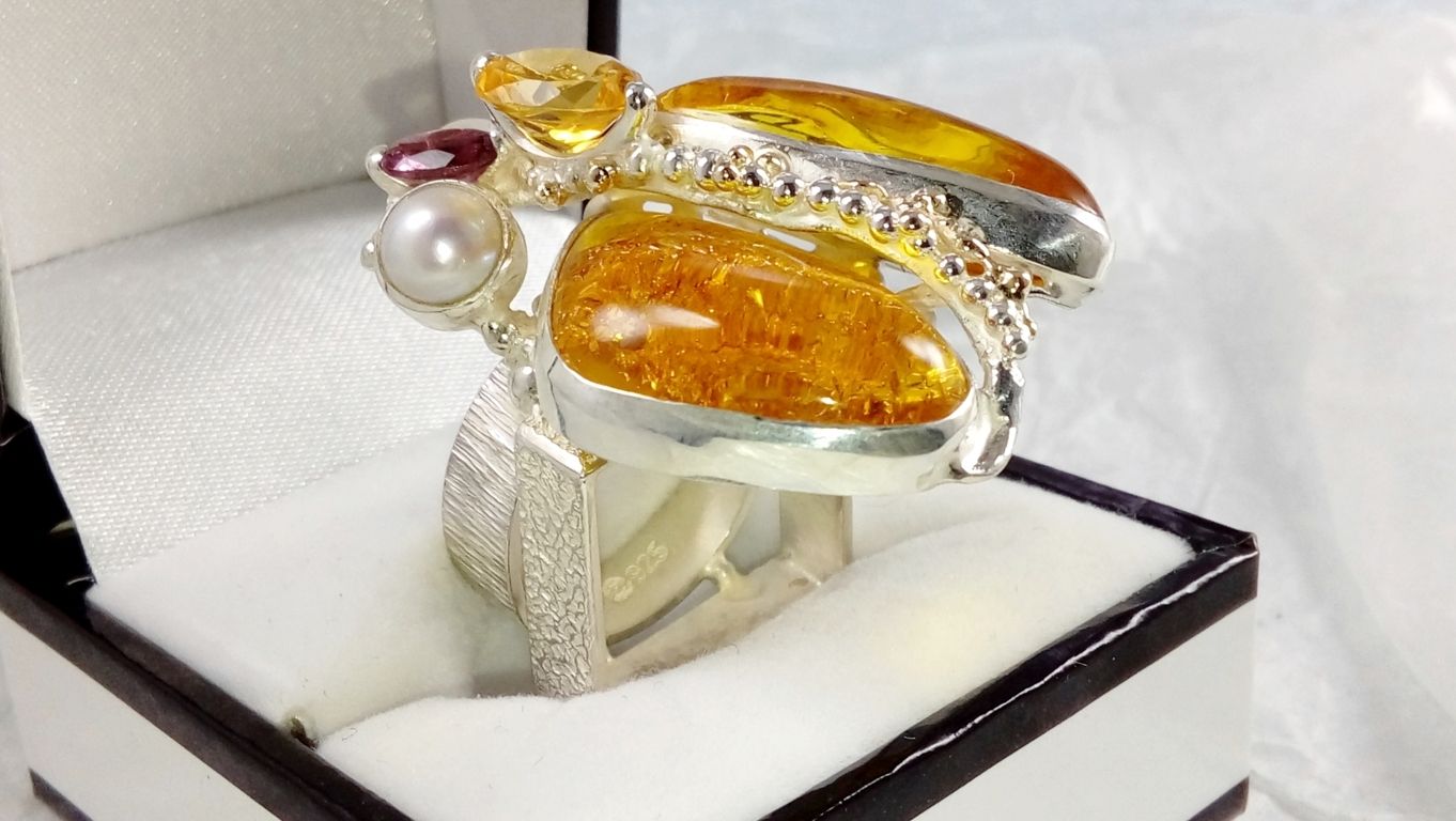 Грегори Пира Пиро Кольцо 43926, смешанные металлические украшения из серебра и золота, кольцо с янтарем и гранатом, кольцо с янтарем и жемчугом