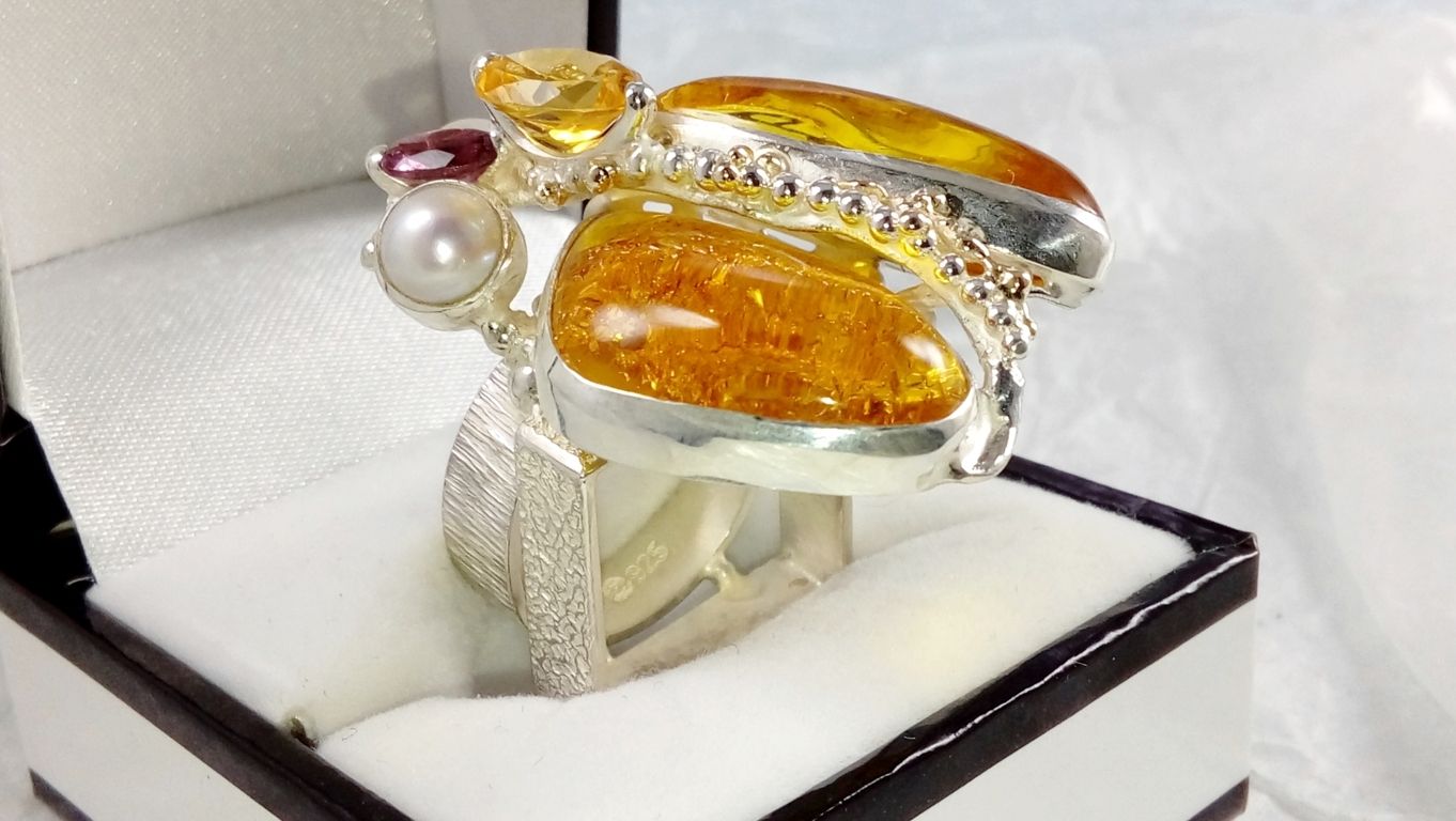 jewelry with semi precious stones, jewelry that has solid 14 karat gold, facet cut gemstones in jewelry, gregory pyra piro cyber ring Nr. 43926, handgefertigte Ringe in Kunstgalerien, handgefertigte Ringe in Handwerksgalerien, Silber und Gold gemischter Metallschmuck, Ring mit Bernstein und Rhodolit, Ring mit Citrin und Granat, Ring mit Bernstein und Perler, Schmuckkunst Original Handgefertigt