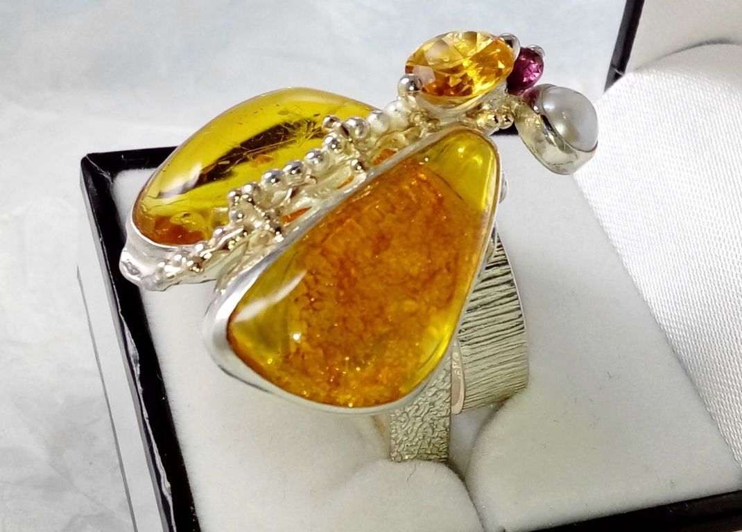 bijoux fait main en france, bijoux fait main en paris, bijoux boutique et galerie, bijoux fait par des artisans, bijou lux pour femmes riches, bijoux à l'allure antique, bijoux contemporains à l'attrait classique, bijoux artisanaux boutique et galerie, gregory pyra piro fait main bague, gregory pyra piro bijoux d'auteur, gregory pyra piro bijoux d'art, gregory pyra piro bague artisanale 43926, gregory pyra piro bijoux argent 925 et or 14ct, bijoux artisanaux avec ambre, bijoux fait main avec rhodolite, bijoux fait main avec citrine, bague fait main avec perles