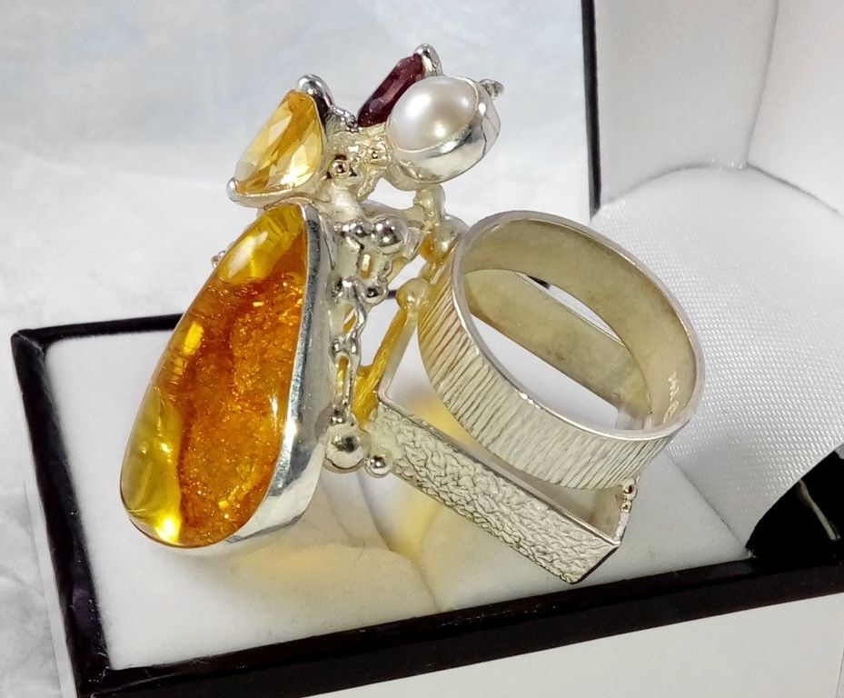 Umělecké Šperky originální ruční práce Prstýnek Čís. 43926, mincovní stříbro, 14 karátové zlato, jantar, rhodolit, citrín, perly, někdy může být hmyz v jantaru ale tady prsten je to hmyzu sám