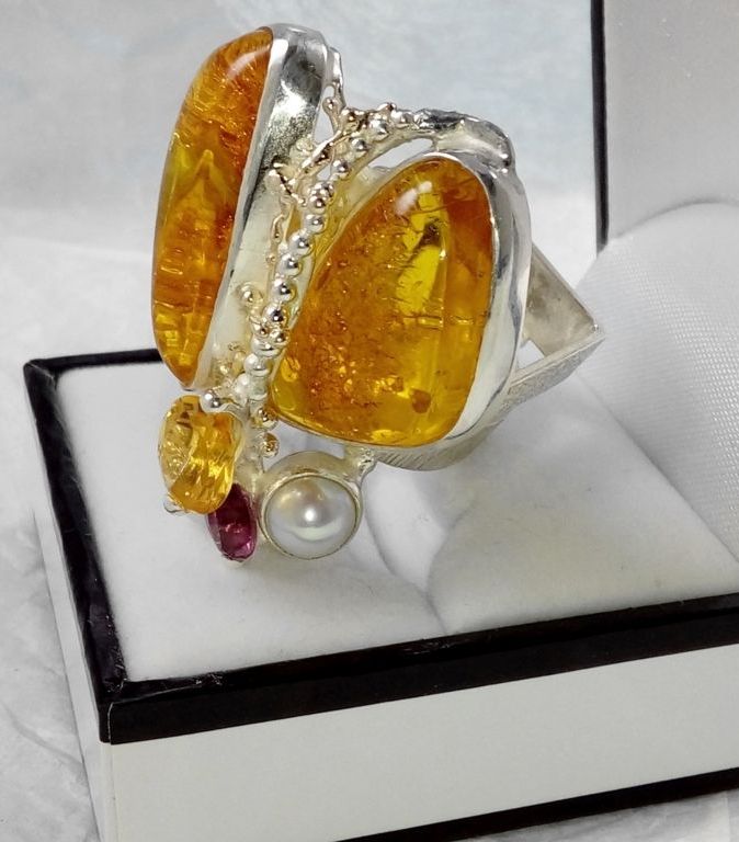 Anello 43926, argento sterling e oro 585, ambra, citrino, rodolite, perle, originale fatta a mano, alcuni potrebbero chiedere ci sono cimici nell'ambra, ma qui l'anello è quello insetto