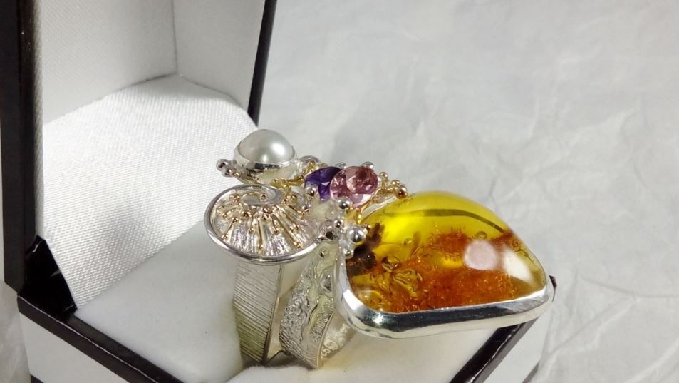 Ring Nr. 53869, Sterlingsilber und Gold 585, Bernstein, Amethyst, rosa Turmalin, Perle, Schmuckkunst Original Handgefertigt, Schmuck inspiriert von der Jugendstil Mode, Gregory Pyra Piro