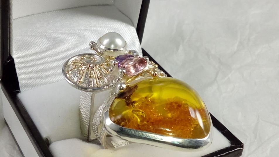 Ring Nr. 53869, Sterlingsilber und Gold 585, Bernstein, Amethyst, rosa Turmalin, Perle, Schmuckkunst Original Handgefertigt, Schmuck inspiriert von der Jugendstil Mode, Gregory Pyra Piro, Einzelstück, Modeaccessoires zu tragen, Modekollektion, handwerker Schmuck, Tragbare Kunst, Schmuckkunst