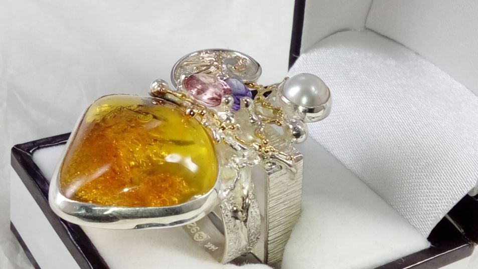 Gregory Pyra Piro handgemachter Ring Nr. 53869, Silber und Gold gemischter Metallschmuck, Ring mit Bernstein und Amethyst, Ring mit Amethyst und rosa Turmalin, Ring mit rosa Turmalin und Perle, Schmuckkunst Original Handgefertigt, Ringe mit natürlichen Perlen und Edelsteinen, Ringe mit Farbedelsteinen, Ringe mit Edelsteinen im Facettenschliff, handgefertigte Ringe in Kunstgalerien, handgefertigte Ringe in Handwerksgalerien