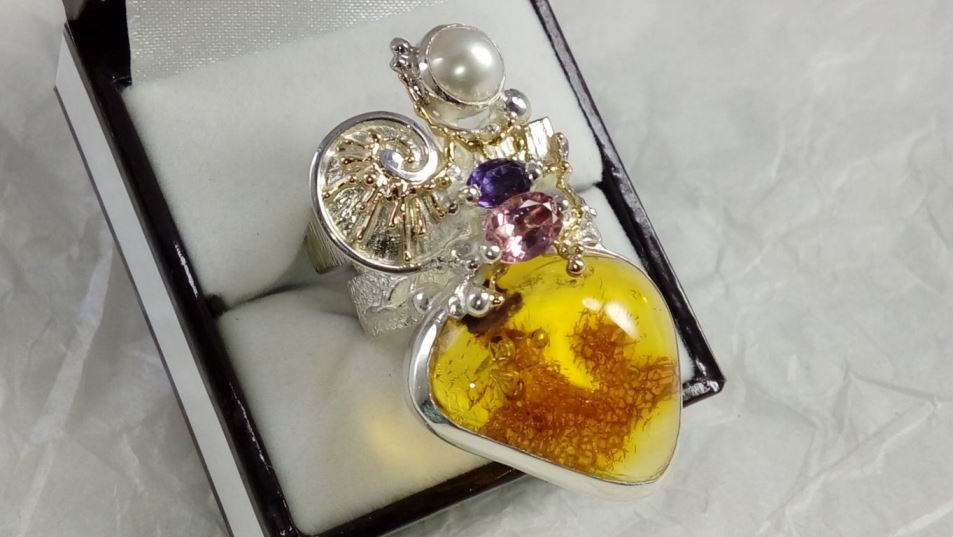 Gregory Pyra Piro handgemachter Ring Nr. 53869, Silber und Gold gemischter Metallschmuck, Ring mit Bernstein und Amethyst, Ring mit Amethyst und rosa Turmalin, Ring mit rosa Turmalin und Perle, Schmuckkunst Original Handgefertigt, Ringe mit natürlichen Perlen und Edelsteinen, Ringe mit Farbedelsteinen, Ringe mit Edelsteinen im Facettenschliff, handgefertigte Ringe in Kunstgalerien, handgefertigte Ringe in Handwerksgalerien