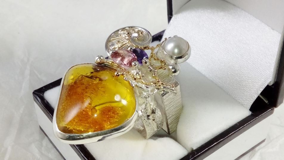 Gregory Pyra Piro handgemachter Ring Nr. 53869, Silber und Gold gemischter Metallschmuck, Ring mit Bernstein und Amethyst, Ring mit Amethyst und rosa Turmalin, Ring mit rosa Turmalin und Perle, Schmuckkunst Original Handgefertigt, Ringe mit natürlichen Perlen und Edelsteinen, Ringe mit Farbedelsteinen, Ringe mit Edelsteinen im Facettenschliff, handgefertigte Ringe in Kunstgalerien, handgefertigte Ringe in Handwerksgalerien