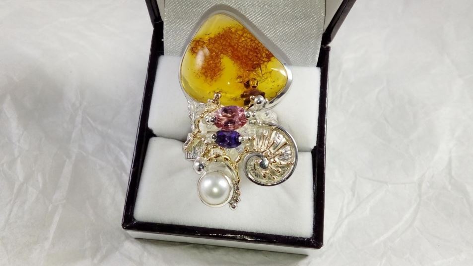 Gregory Pyra Piro handgemachter Ring Nr. 53869, Silber und Gold gemischter Metallschmuck, Ring mit Bernstein und Amethyst, Ring mit Amethyst und rosa Turmalin, Ring mit rosa Turmalin und Perle, Schmuckkunst Original Handgefertigt, Ringe mit natürlichen Perlen und Edelsteinen, Ringe mit Farbedelsteinen, Ringe mit Edelsteinen im Facettenschliff, handgefertigte Ringe in Kunstgalerien, handgefertigte Ringe in Handwerksgalerien