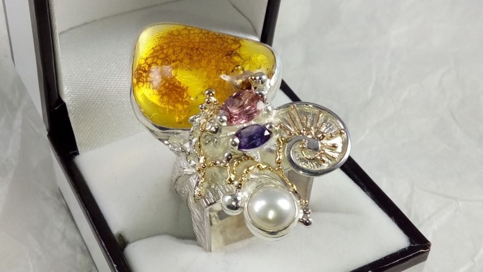 Ring Nr. 53869, Sterlingsilber und Gold 585, Bernstein, Amethyst, rosa Turmalin, Perle, Schmuckkunst Original Handgefertigt, Schmuck inspiriert von der Jugendstil Mode, Gregory Pyra Piro, Einzelstück, Modeaccessoires zu tragen, Modekollektion, handwerker Schmuck, Tragbare Kunst, Schmuckkunst